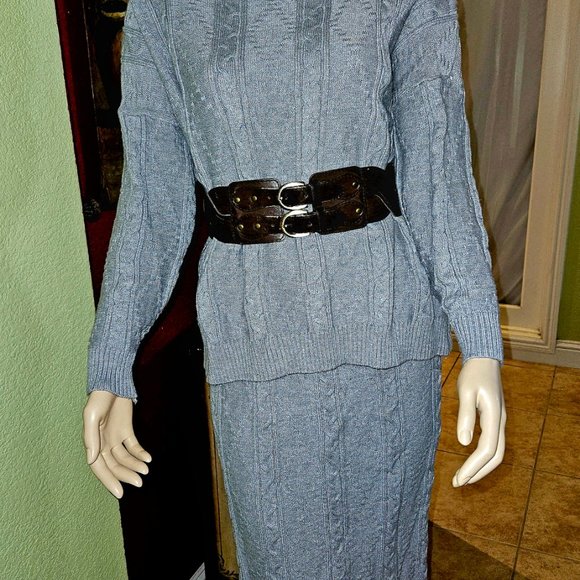 Women's Turtle Neck Seater with Long Skirt all Cable Knit. W/Belt Included M/L - Picture 5 of 9